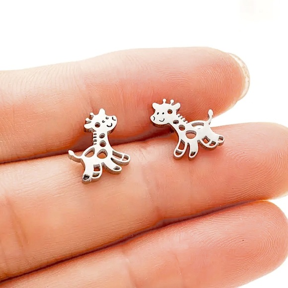 Adorable Smiling Giraffe Stud Earrings (Stainless Steel, Silver Tone) 🦒 - Picture 1 of 2